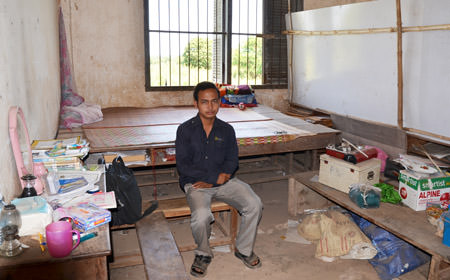 Im Schulzimmer untergebracht: Lehrer an der Schule von Koh Andeth, Kampong Chhnang, Kambodscha.