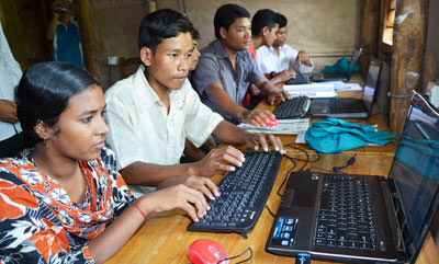Computerkurs in der Berufsschule von Thanchi, Chittagong Hill Tracts, Bangladesch.