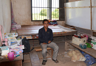 Lehrer in seiner Unterkunft an einer Sekundarschule in Kambodscha