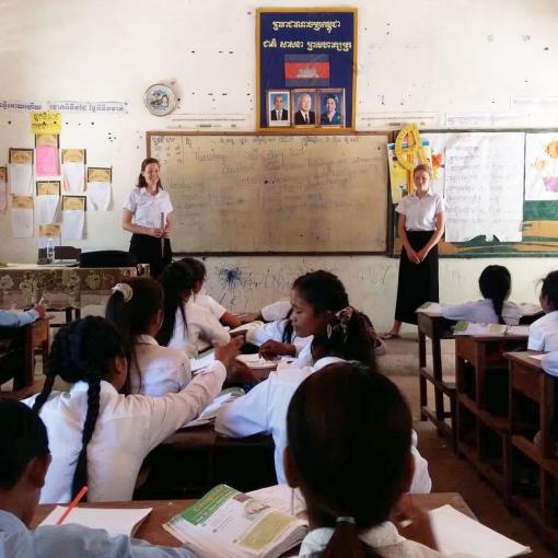 Freiwillige Schweizer Lehrerinnen im Unterricht in Kambodscha 
