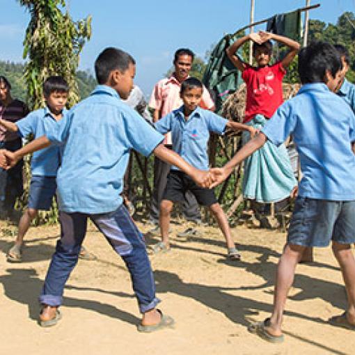 Kinderspiel an einer Dorfschule in Bangladesch