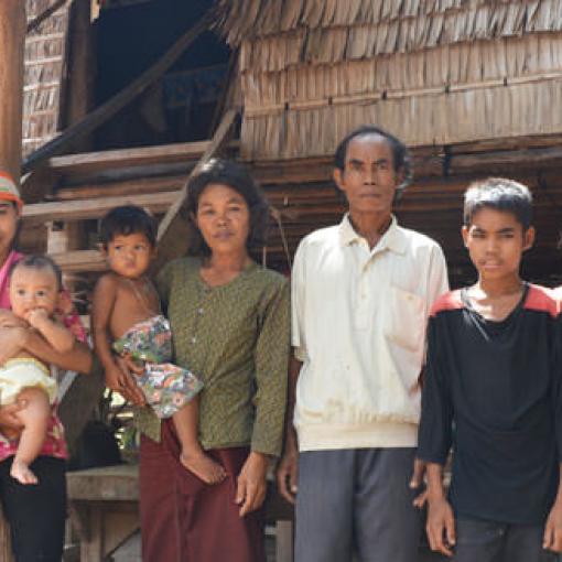 Sareth (rechts) mit ihrer Familie in Kampong Chhnang, Kambodscha