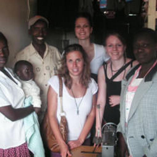 Familienbesuch bei der Forschungsarbeit in Kenia