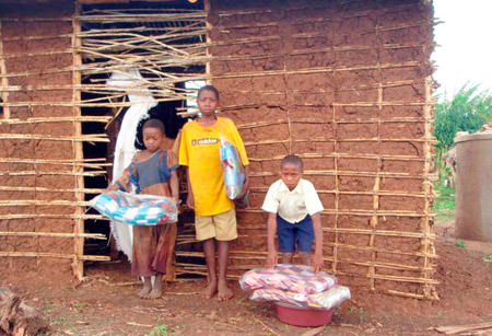 Kinderhaushalt in Uganda: die Eltern von James, Edward und Grace sind gestorben.