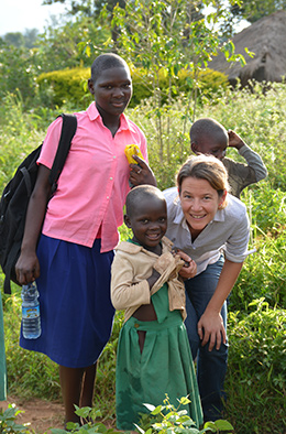 Nicole Stejskal mit Aidswaise Viviane in Zombo, Uganda