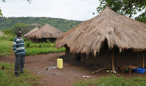 Lehrer vor seinem Haus an der Schule von Nyandima, Distrikt Zombo, Uganda.