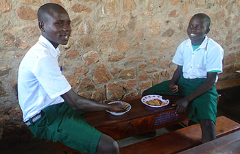 Mittagslunch an der Schule von Anyola