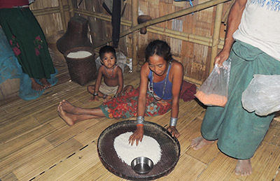 Reislieferung gegen den Hunger für eine Familie in Bangladesch