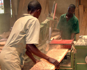 Schreiner an der Berufsschule in Mukono, Uganda