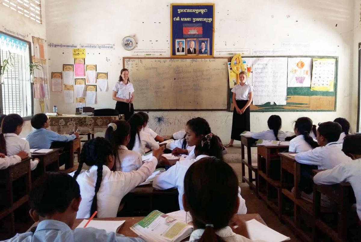 Freiwillige Schweizer Lehrerinnen im Unterricht in Kambodscha 