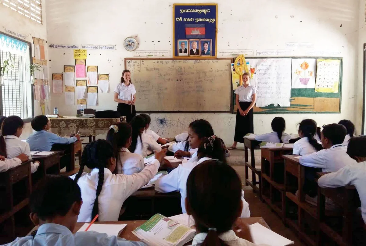 Freiwillige Schweizer Lehrerinnen im Unterricht in Kambodscha Freiwillige Schweizer Lehrerinnen im Unterricht in Kambodscha