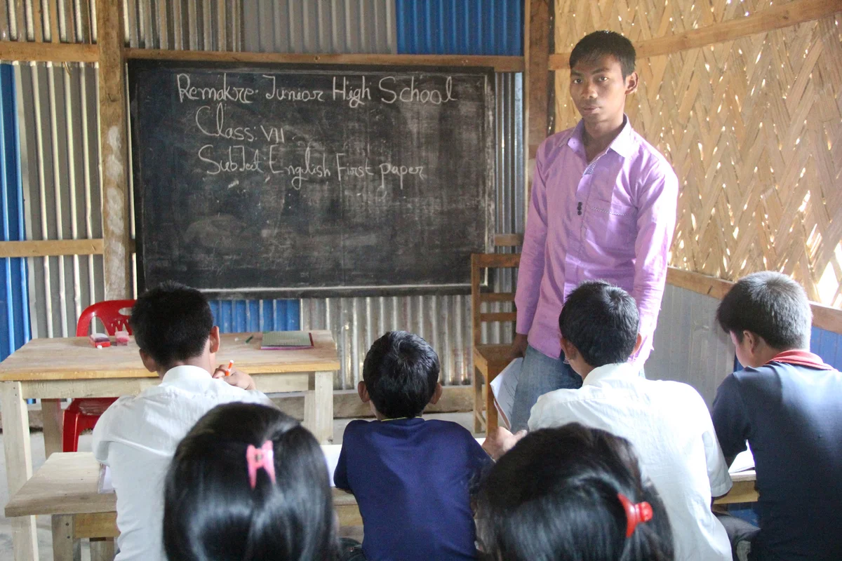 Bangladesch: Erster Schüler wird Lehrer. Bangladesch: Erster Schüler wird Lehrer.