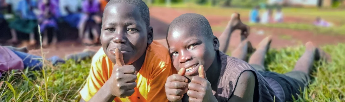 Uganda Schulkinder vor Schule Uganda Schulkinder vor Schule