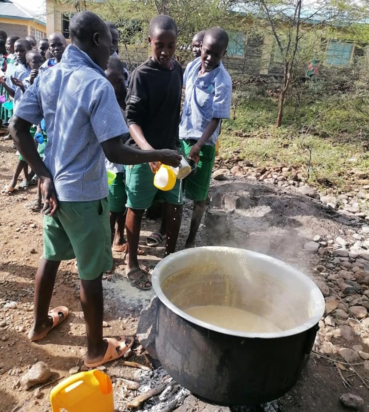 Ausgabe von Schulmahlzeit in Kenia Ausgabe von Schulmahlzeit in Kenia