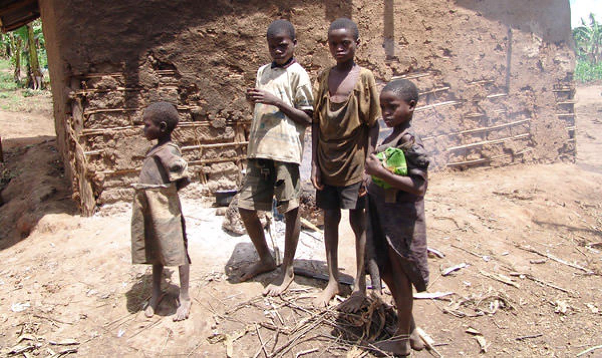 Waisenkinder, Aidswaisen Uganda: die Geschwister Mutebi, Galiwango, Nansubuga und Najja mÃ¼ssen ohne Eltern Ã¼berleben.