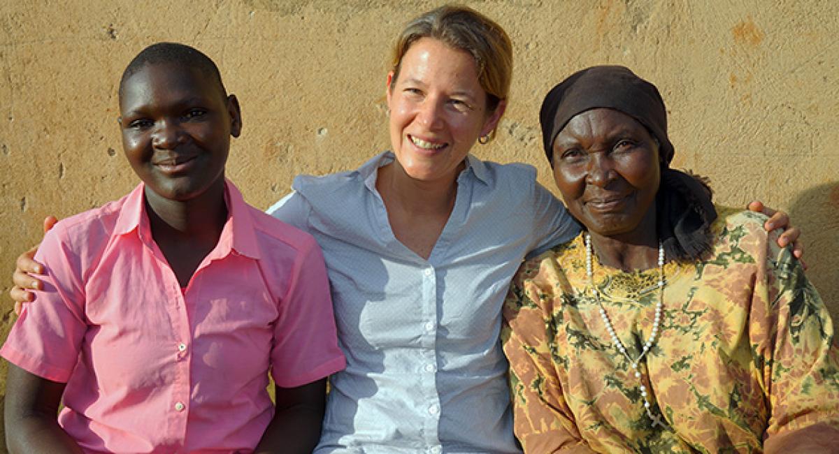 Aidswaise Viviane und Grossmutter Joyce, Uganda