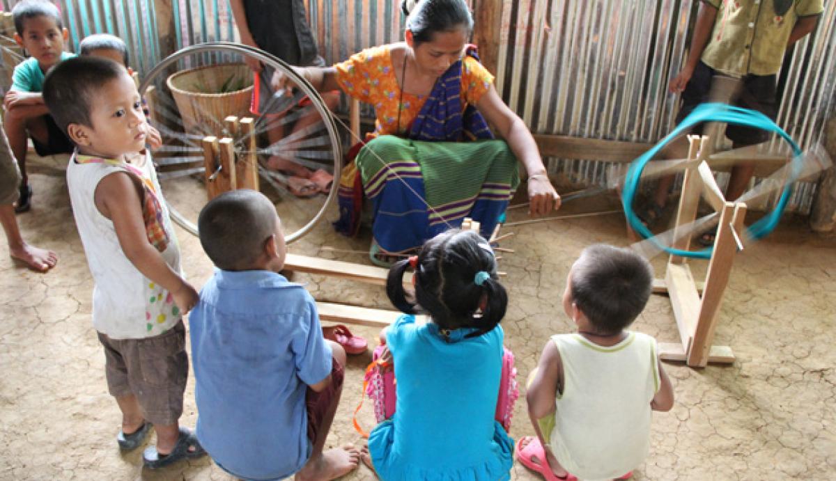 Webfäden spinnen in der Werkstatt der Taisamo Frauengruppe, Bangladesch