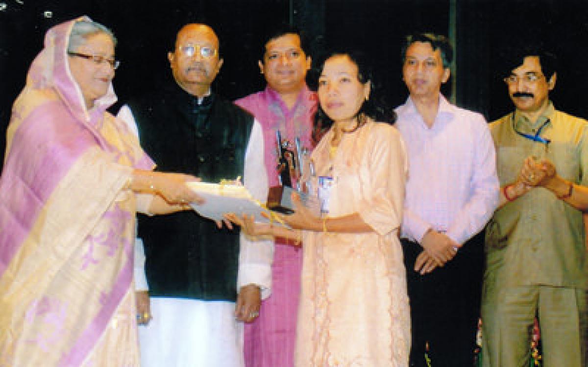 Â«National Youth AwardÂ» - PreisÃ¼bergabe an Maching Nu Marma durch StaatsprÃ¤sidentin Sheikh Hasina  