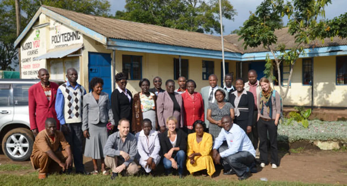 Co-operaid Team, Partnerorganisation, Schulleitung und Lehrerschaft sowie Vertreterin der Bildungsbehörde an einer Berufsschule in Kenia Co-operaid Team, Partnerorganisation, Schulleitung und Lehrerschaft sowie Vertreterin der Bildungsbehörde an einer Berufsschule in Kenia
