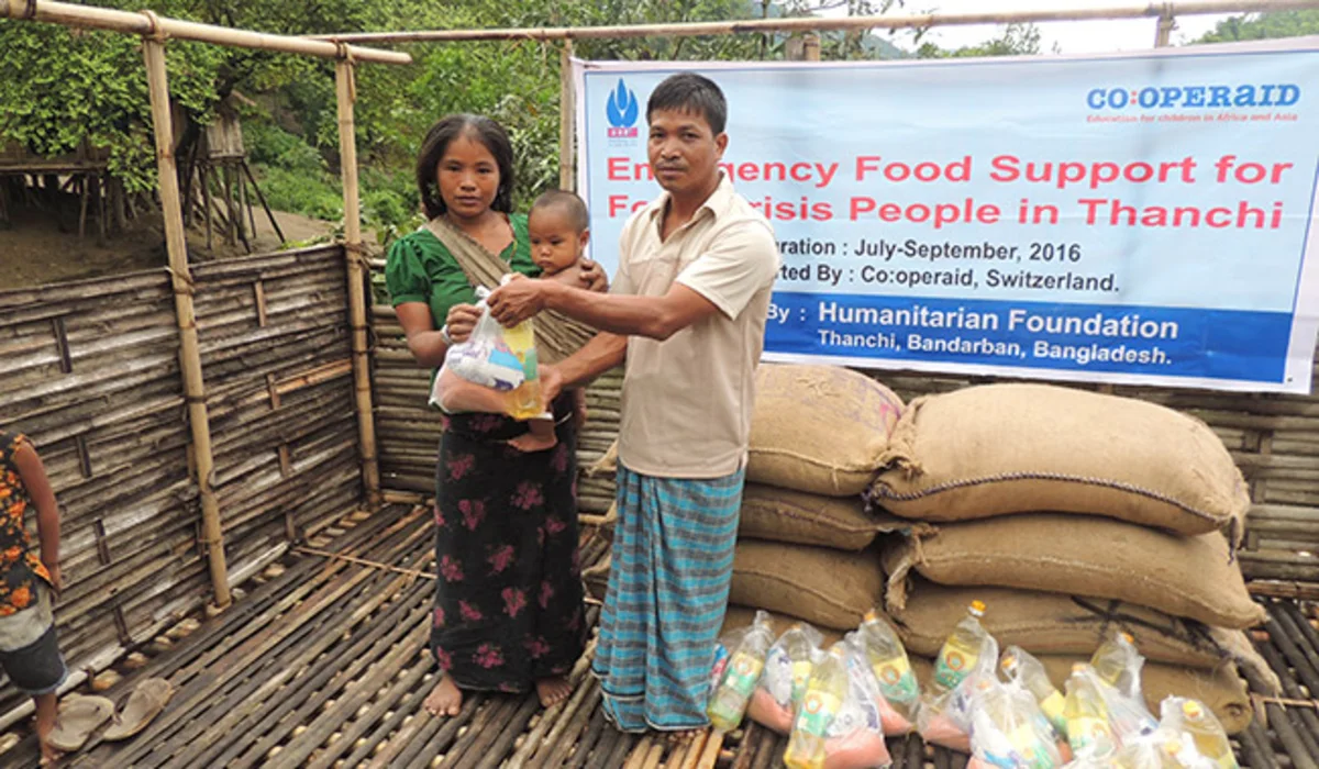 Hungersnot Bangladesch: Lebensmittellieferung für eine Mutter. Hungersnot Bangladesch: Lebensmittellieferung für eine Mutter.