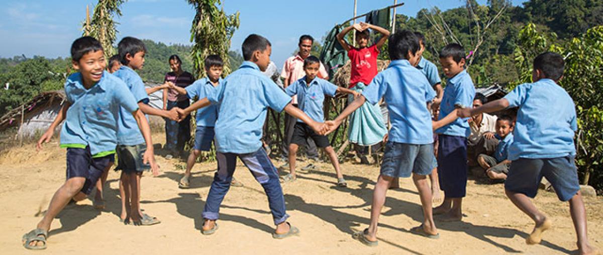 Kinderspiel an einer Dorfschule in Bangladesch