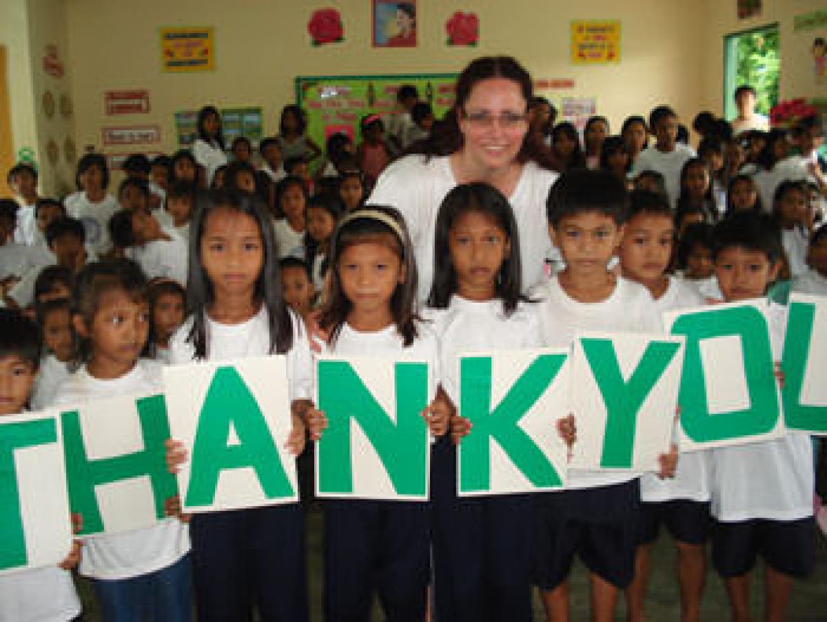 Charlotte Lenhard mit Schulkindern der Rissing-Primarschule, Philippinen.