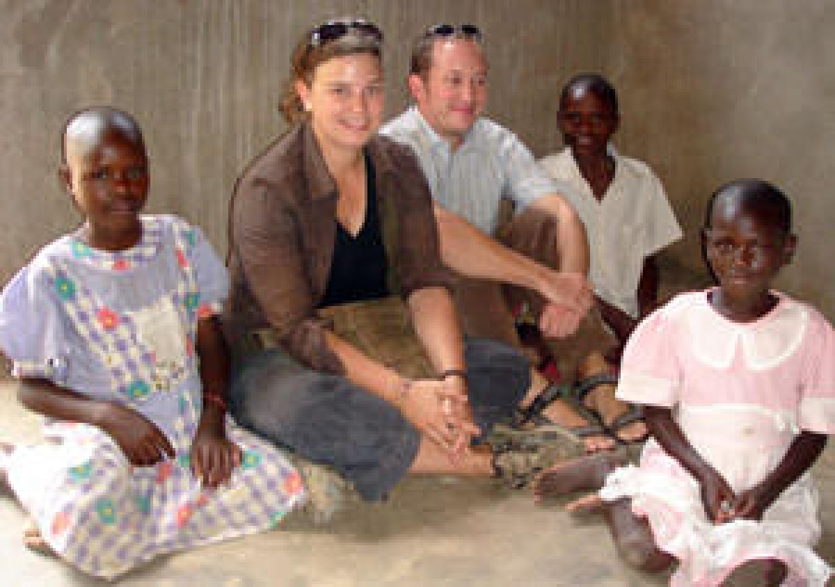 Claudia Derungs zu Besuch bei einer Familie in Rakai, Uganda.