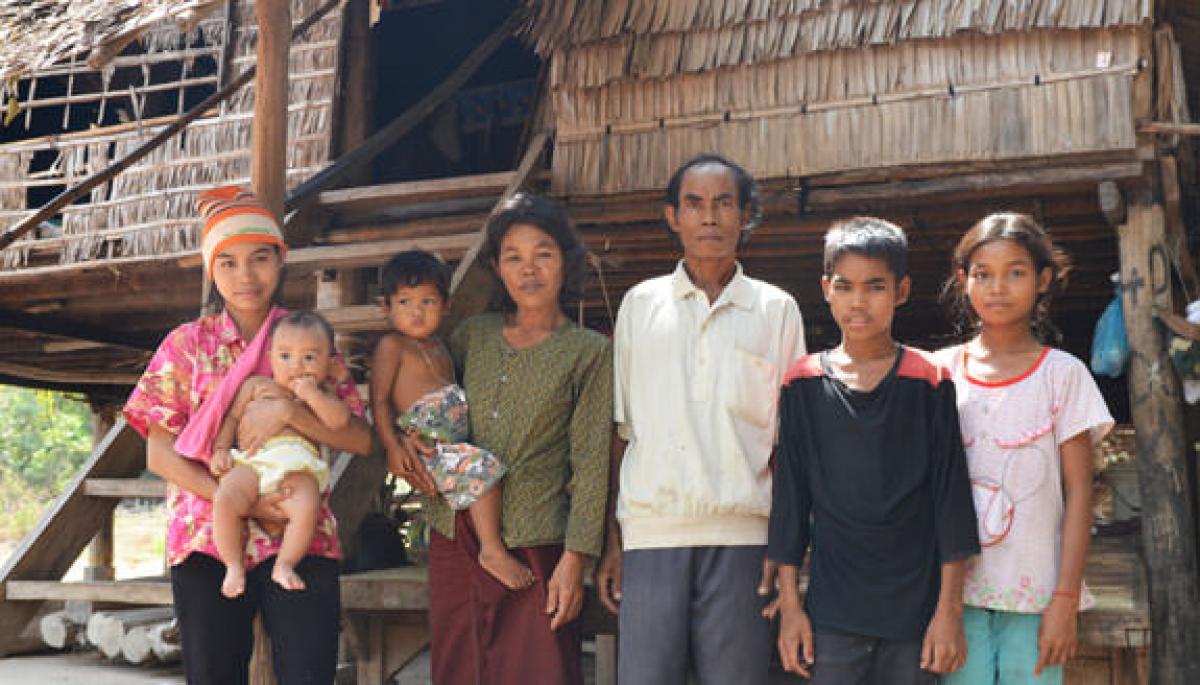 Sareth (rechts) mit ihrer Familie in Kampong Chhnang, Kambodscha