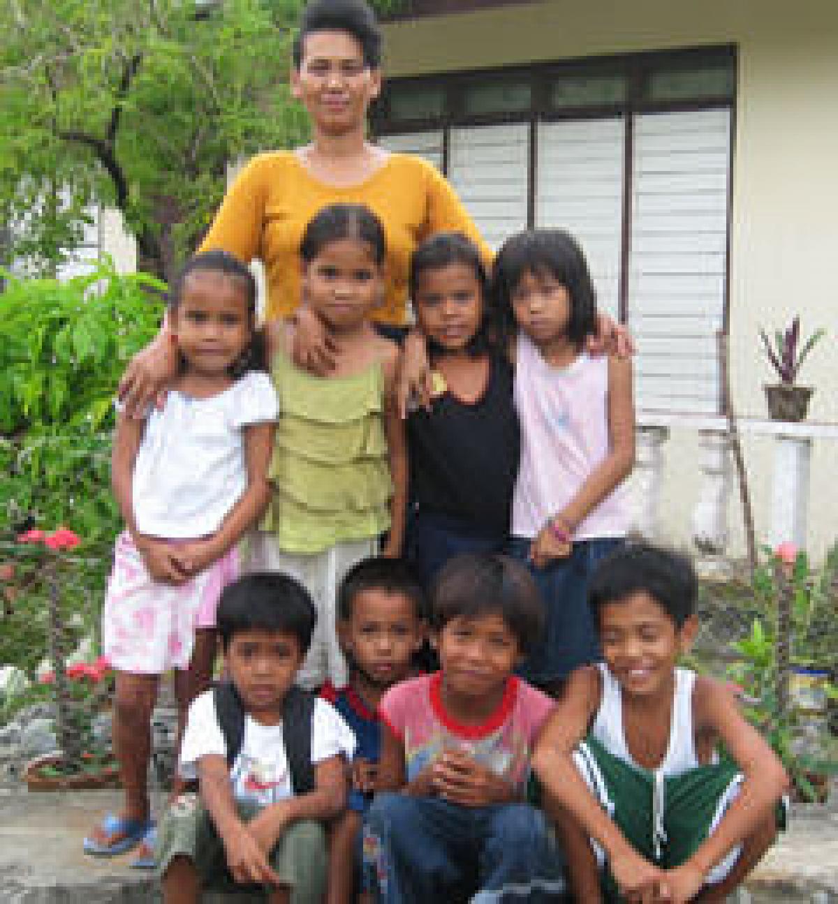 Marites Tabin, Eltern-Komittee Philippinen, mit Schulkindern in Paratong.