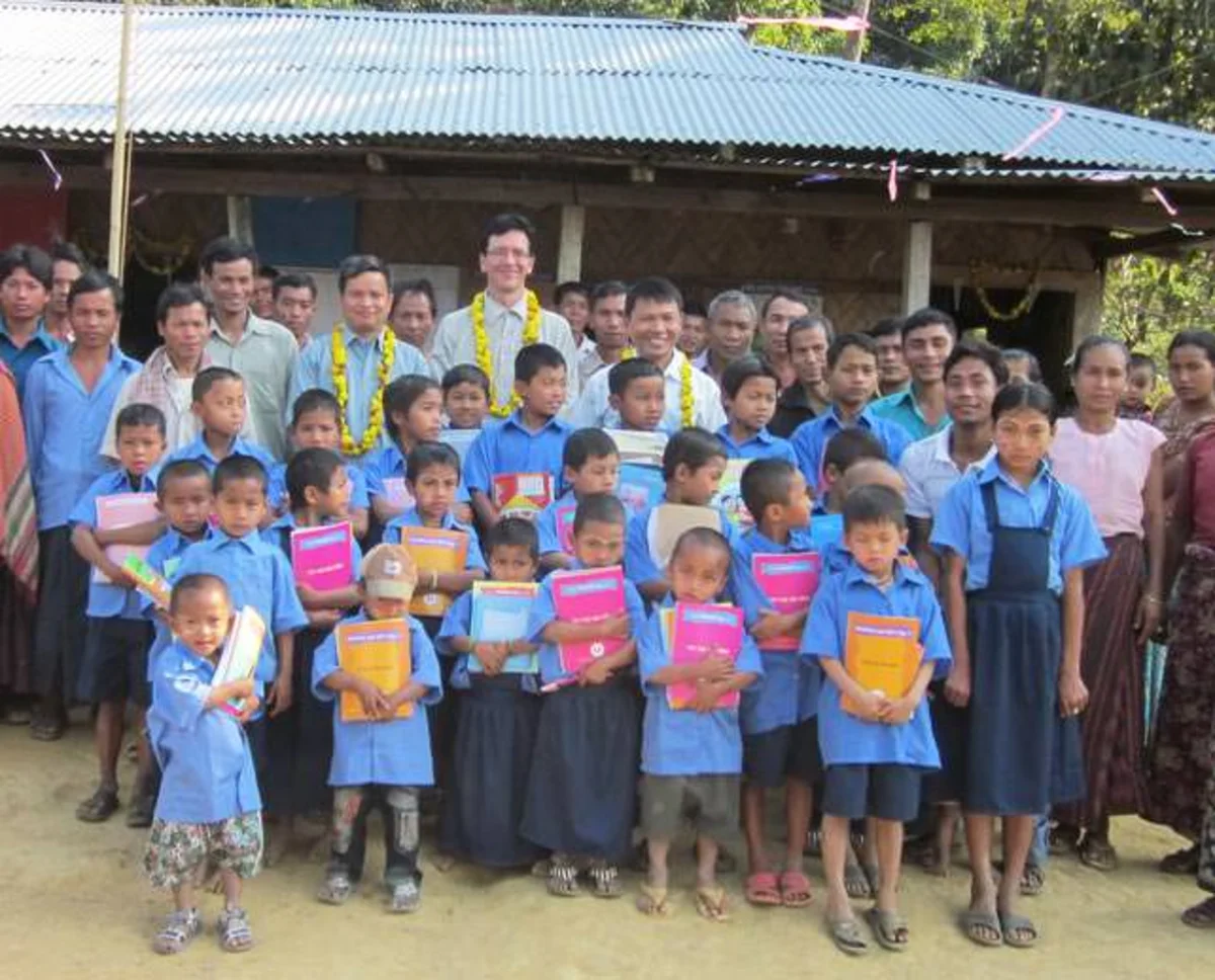 Martin Lutz mit Kindern und Eltern an der Yang Hre Say Para-Primarschule, Bangladesch Martin Lutz mit Kindern und Eltern an der Yang Hre Say Para-Primarschule, Bangladesch