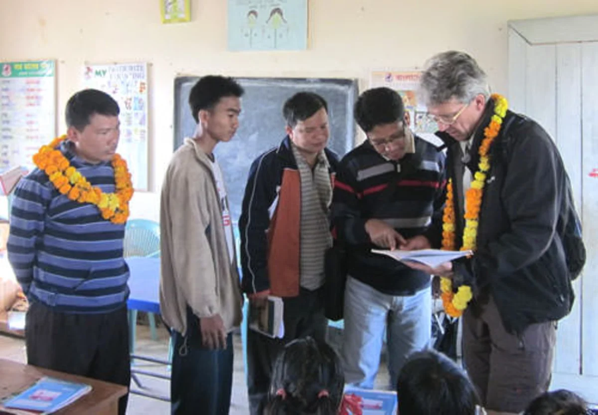 Martin Lutz während eines Schulbesuchs. Links Projektleiter Moung Moung Shing. Martin Lutz während eines Schulbesuchs. Links Projektleiter Moung Moung Shing.