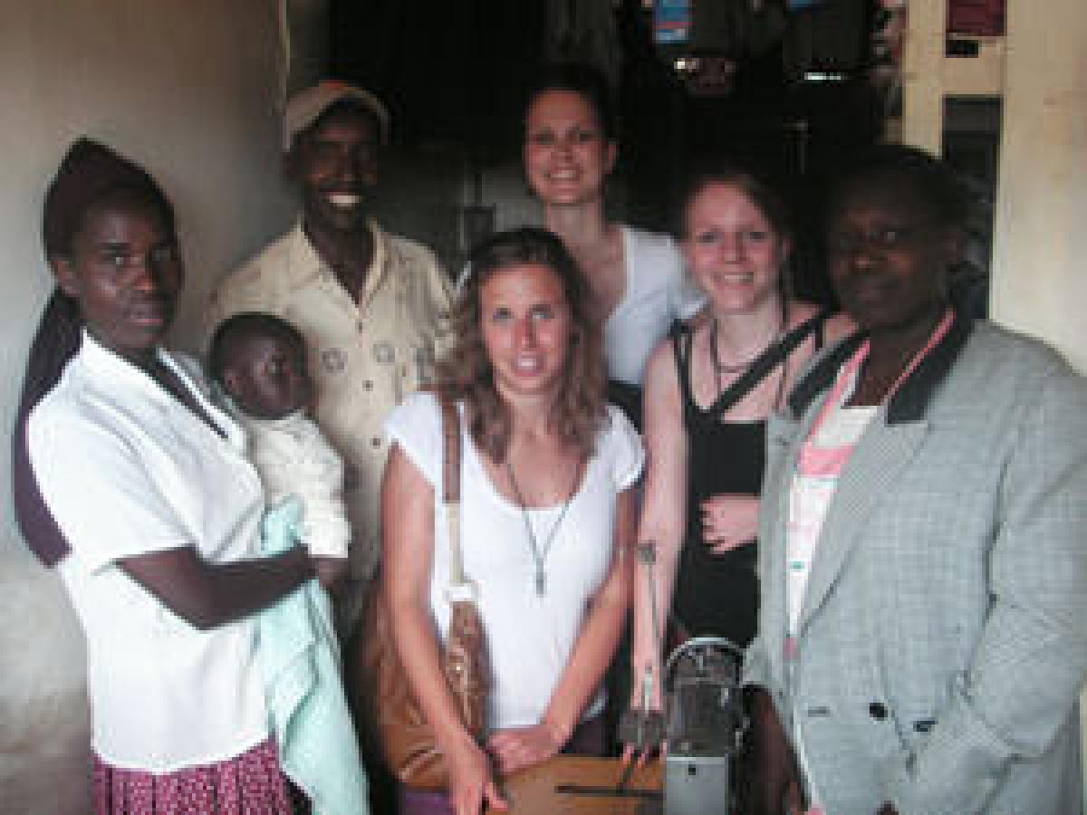 Familienbesuch bei der Forschungsarbeit in Kenia