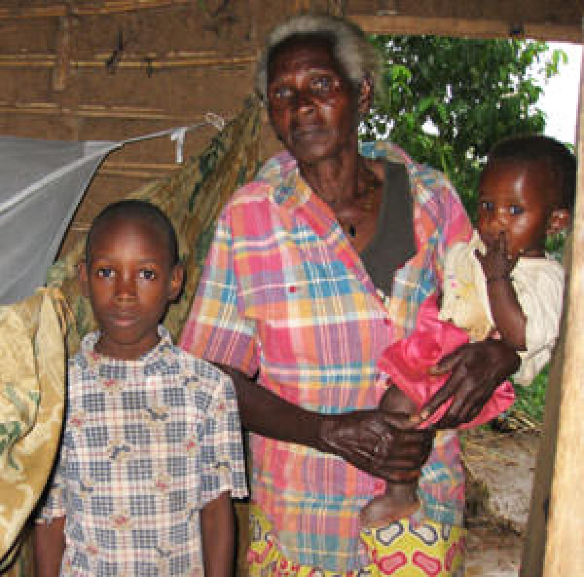 Aids in Afrika: nur die Grossmutter ist diesen Kindern geblieben.