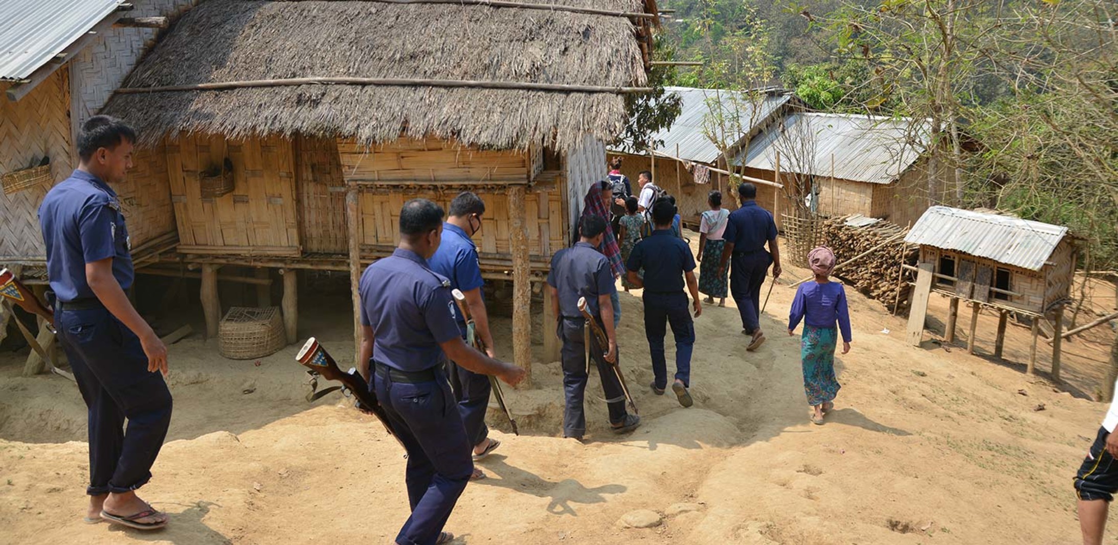 Polizei in einem Dorf im Distrikt Thanchi