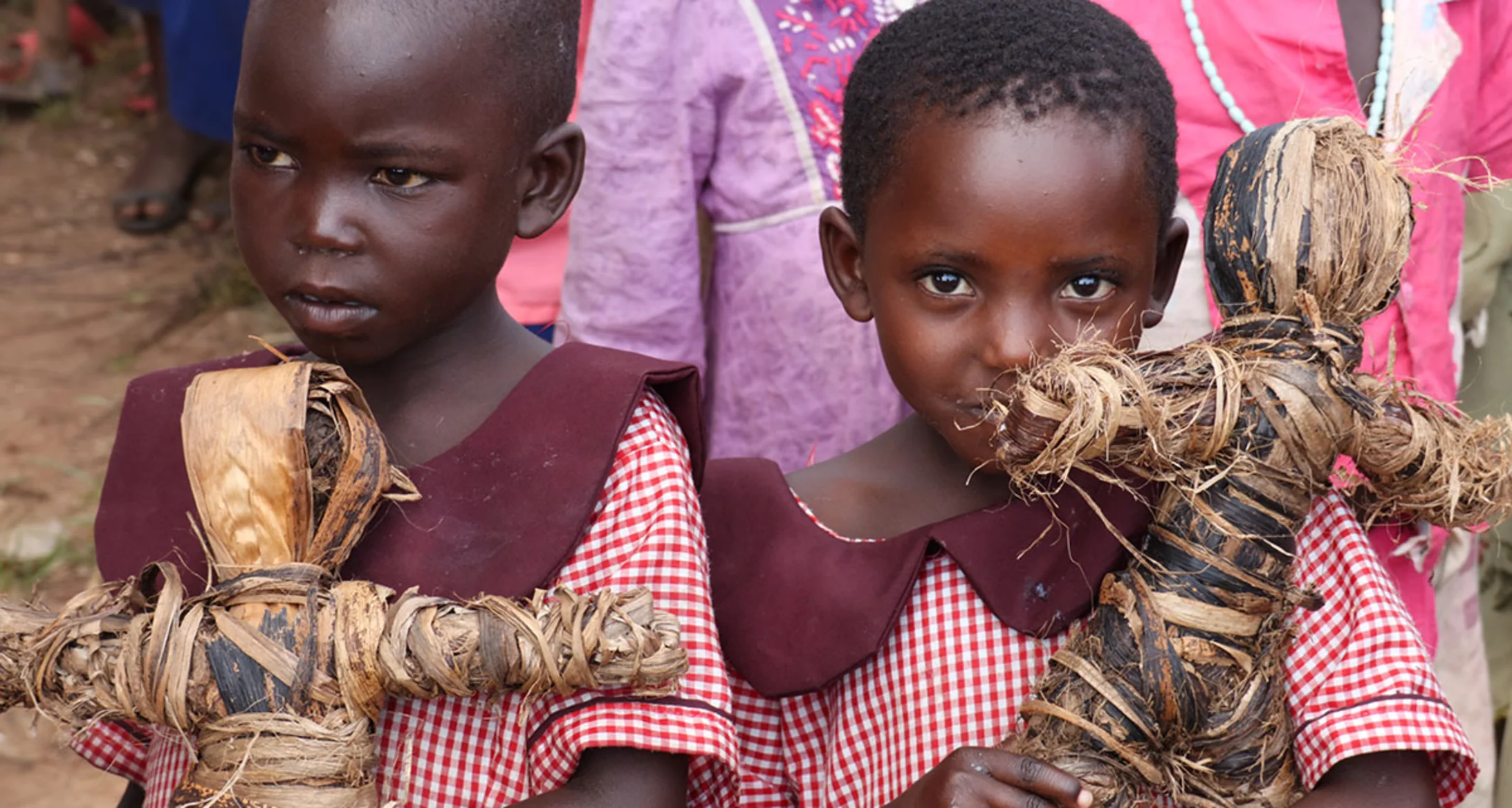 Mädchen mit Puppen in Zombo, Uganda Mädchen mit Puppen in Zombo, Uganda