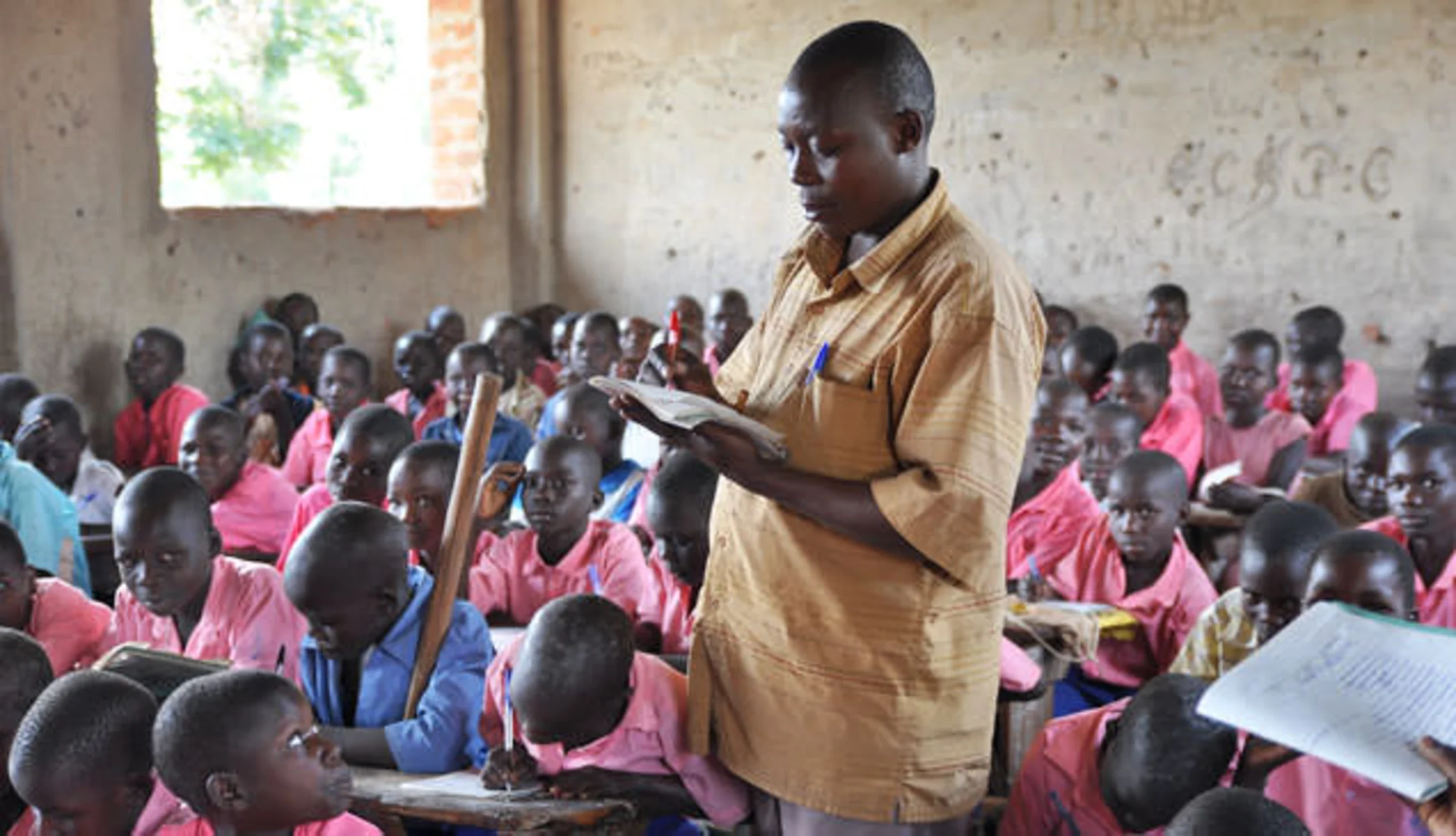 Lehrer im Unterricht an der Atyak-Schule, Distrikt Zombo, Uganda Lehrer im Unterricht an der Atyak-Schule, Distrikt Zombo, Uganda