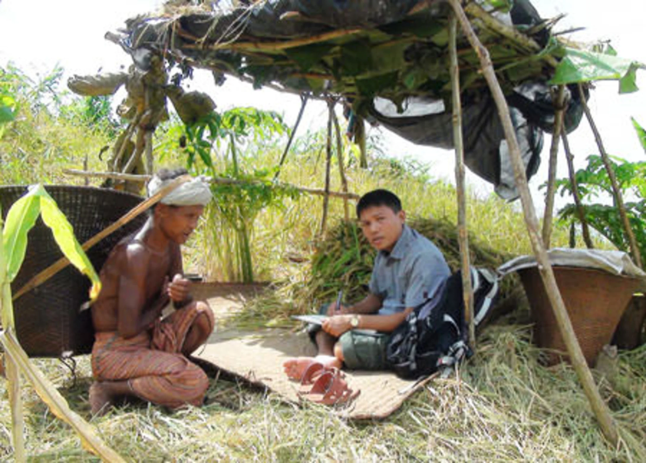 Projektleiter Moung Moung Singh mit Elais Grossvater Projektleiter Moung Moung Singh mit Elais Grossvater
