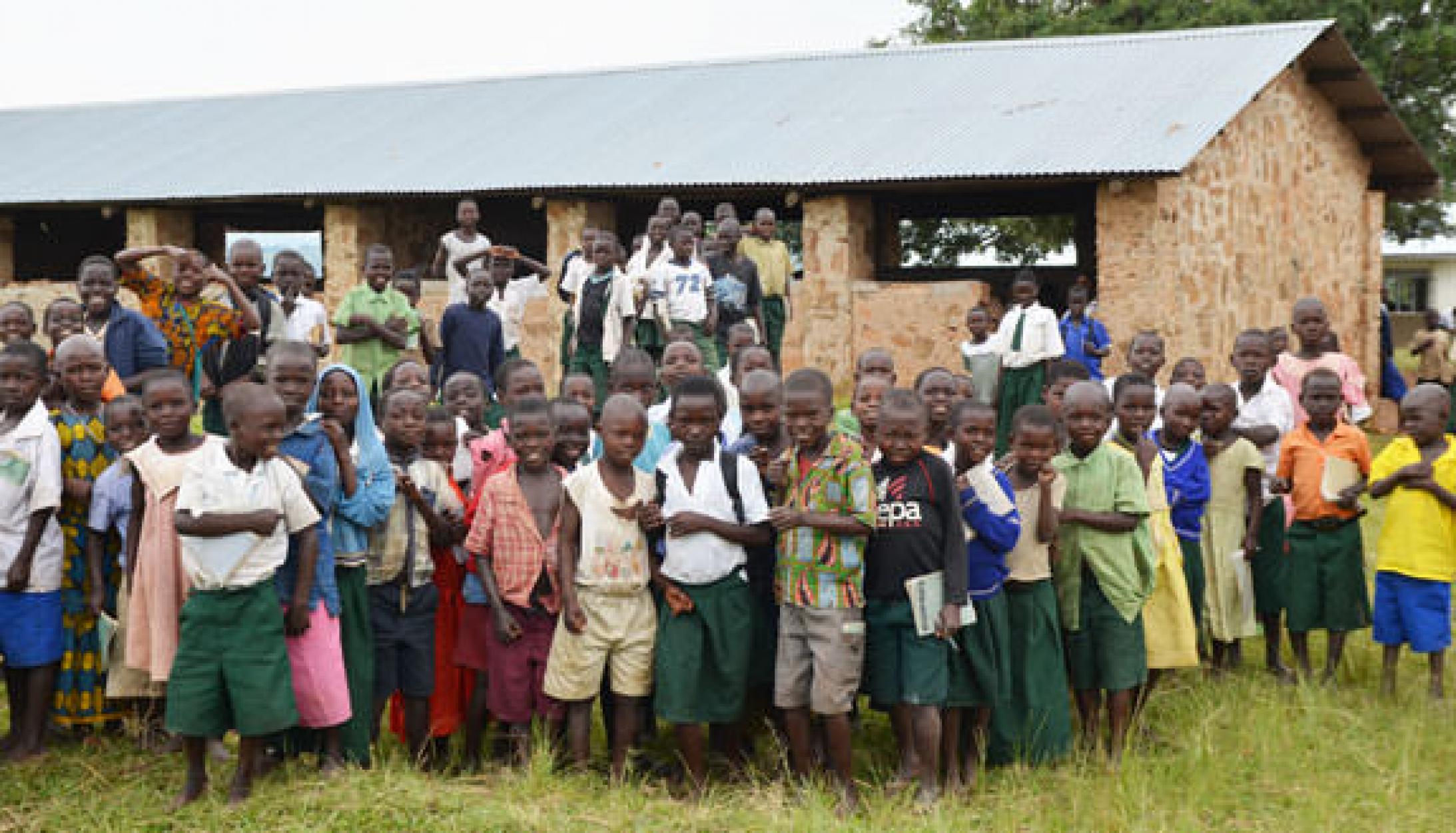 Schulkinder an der Primarschule von Anyola, Distrikt Zombo, Uganda