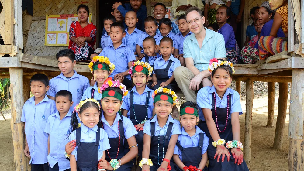 Marcel Auf der Maur mit den Kindern vor ihrer Schule (Projekt "Upasshak") Projektbesuch_Bangladesch_2018