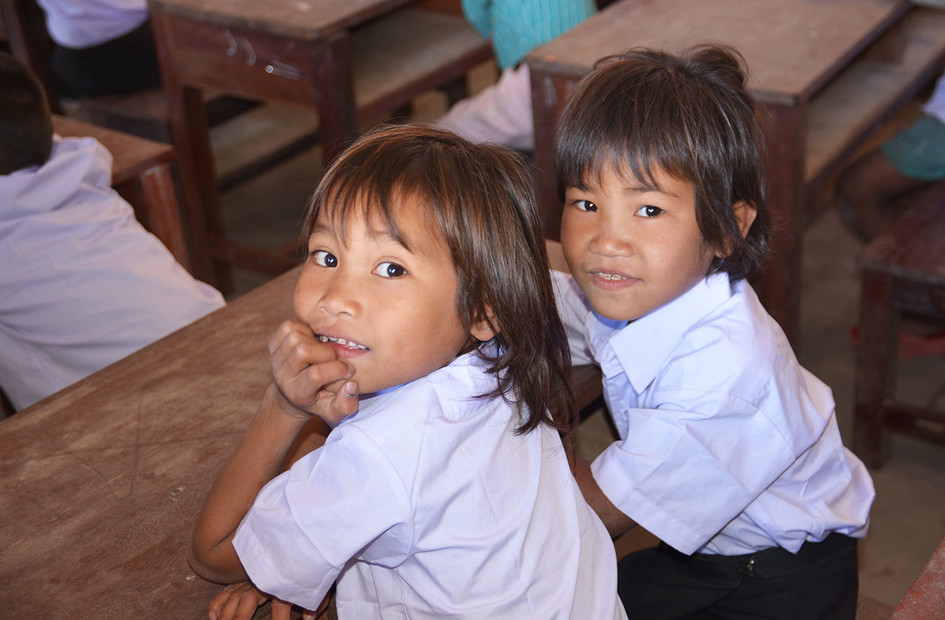 Zwei Schulkinder in Laos