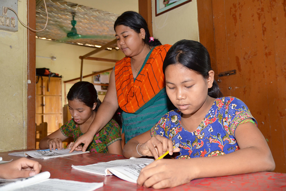 Mädchen am Lernen Wohnheim Bangladesch