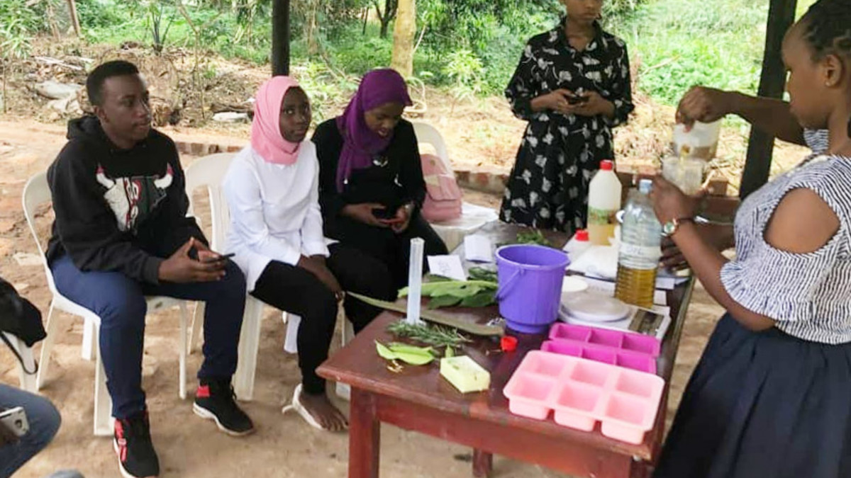 Umweltbildung Kräuterseife Uganda