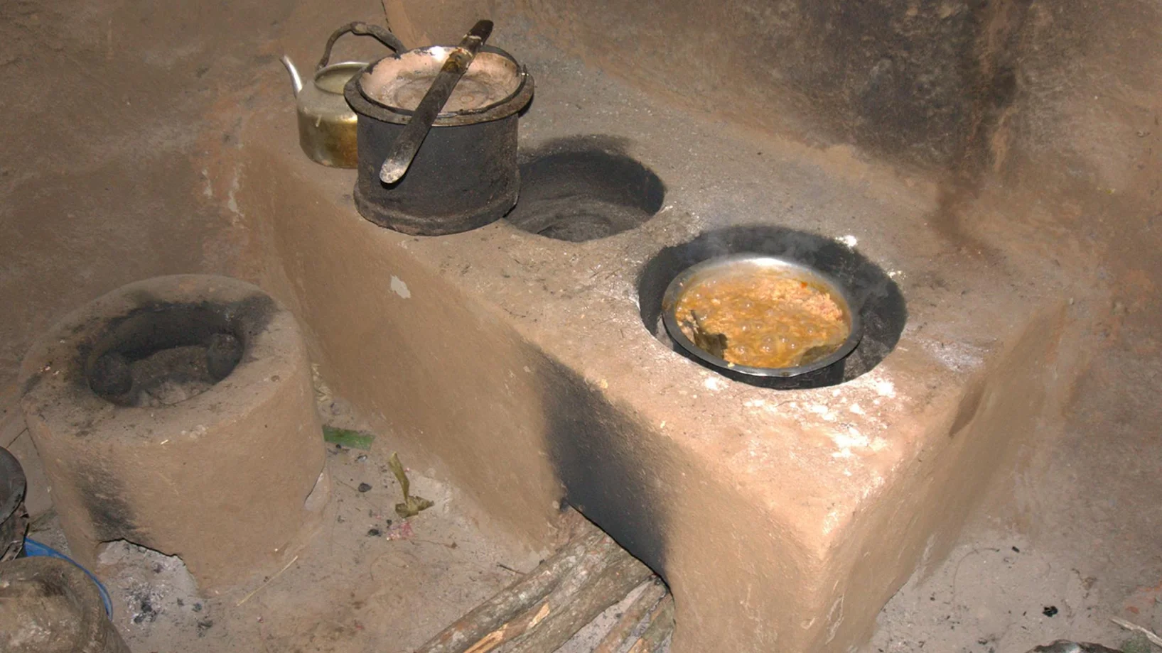 Umweltfreundlicher Lehmherd Uganda 