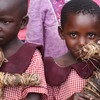 Mädchen mit Puppen in Zombo, Uganda