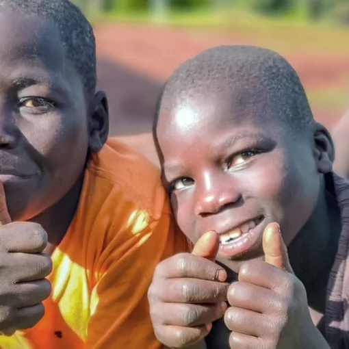 Uganda Schulkinder vor Schule