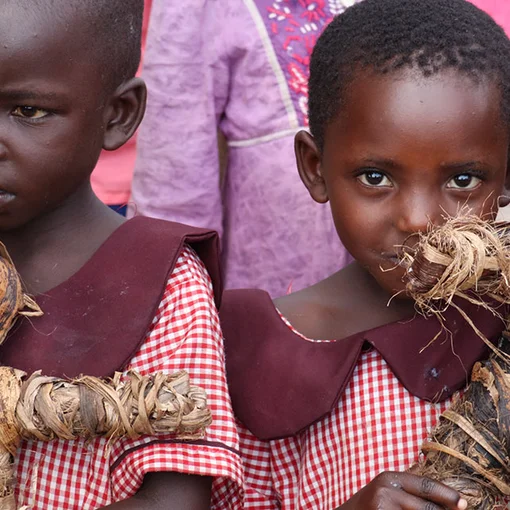 Mädchen mit Puppen in Zombo, Uganda