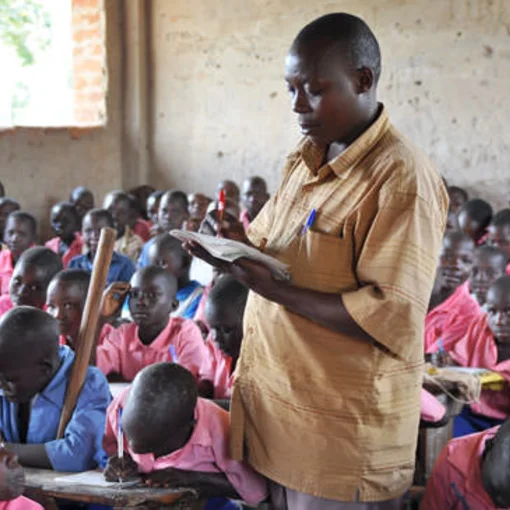 Lehrer im Unterricht an der Atyak-Schule, Distrikt Zombo, Uganda