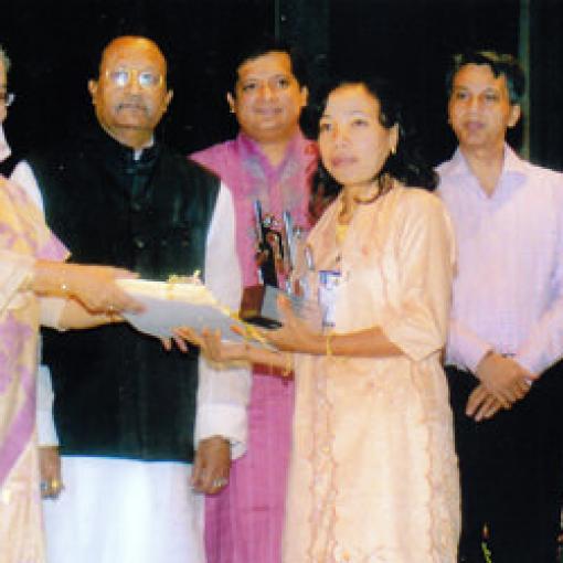 Â«National Youth AwardÂ» - PreisÃ¼bergabe an Maching Nu Marma durch StaatsprÃ¤sidentin Sheikh Hasina  