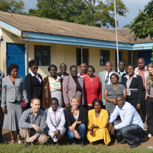 Co-operaid Team, Partnerorganisation, Schulleitung und Lehrerschaft sowie Vertreterin der BildungsbehÃ¶rde an einer Berufsschule in Kenia