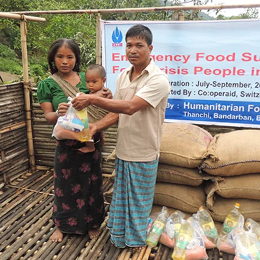 Hungersnot Bangladesch: Lebensmittellieferung für eine Mutter.